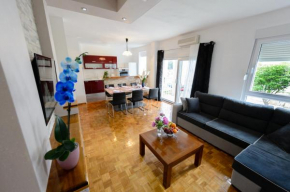 Отель APARTMENT ANA 4+2  Макарска 